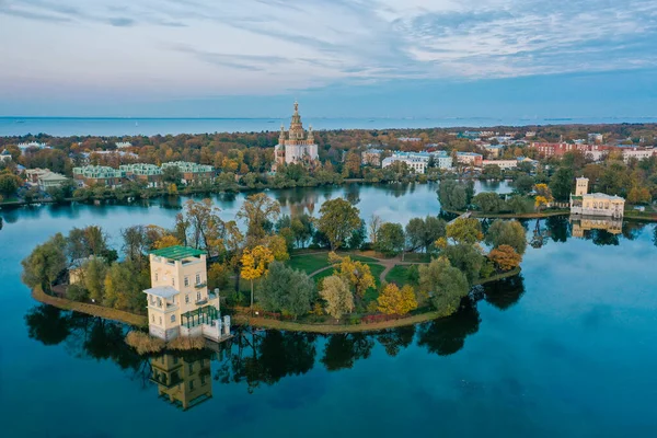 Aerial view of Holgin pond and islands with pavilions in Peterhof,Peter and Paul Cathedral, green trees, silence and tranquility, reflection in the water, photo for a postcard — Foto de Stock