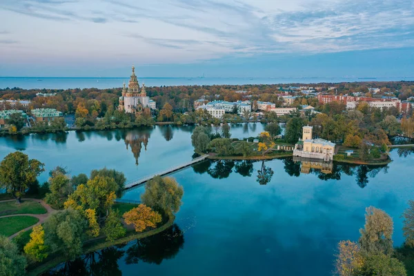 Panoramic aerial view of Holgin pond and the islands with pavilions in Peterhof,Peter and Paul Cathedral, wooden bridge to the island, reflected in the water, photo for a postcard — Foto de Stock