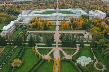Tsarskoye 'deki Catherine Park' ın havadan görünüşü Puşkin 'li Selo, yukarıdan sonbahar bahçesi, desenler ve çizgiler, dallardaki sarı yapraklar..