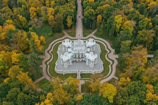 普希金Tsarskoye Selo凯萨琳公园的牧养亭空中景观 秋天花园 枝条上的黄叶 — 图库照片