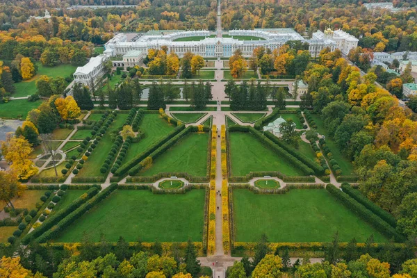 普希金Tsarskoye Selo凯瑟琳公园的空中景观 秋天的花园 小径的花纹和线条 树枝上的黄叶 — 图库照片