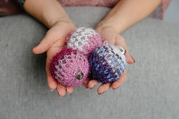 Bolas Navidad Hechas Hilos Punto Las Manos Una Chica Juguetes — Foto de Stock