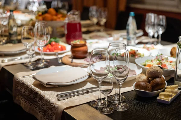 Table Setting Banquet Celebration Empty Glasses Alcoholic Beverages Wine Juice — Zdjęcie stockowe