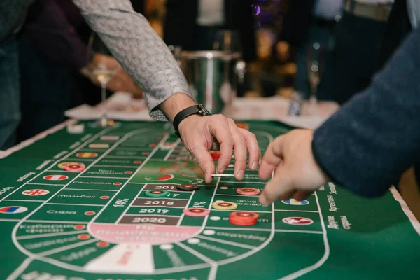 Close Hands People Playing Wine Casino Man Hand Game Chips Imágenes De Stock Sin Royalties Gratis
