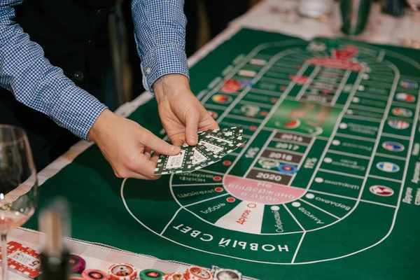 Close Hands People Playing Wine Casino Man Hand Game Chips Imágenes De Stock Sin Royalties Gratis