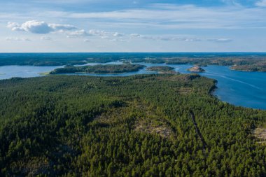 Ladoga skerries 'de hava fotoğrafçılığı. Karelia 'da Ladoga Gölü sıcak yaz mevsiminde. Gölün ortasındaki Rocky vahşi adaları. Rus doğası.