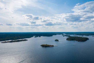 Ladoga skerries 'de hava fotoğrafçılığı. Karelia 'da Ladoga Gölü sıcak yaz mevsiminde. Gölün ortasındaki Rocky vahşi adaları. Rus doğası.
