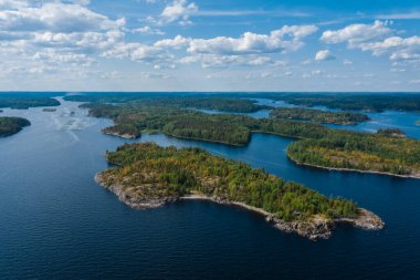Ladoga skerries 'de hava fotoğrafçılığı. Karelia 'da Ladoga Gölü sıcak yaz mevsiminde. Gölün ortasındaki Rocky vahşi adaları. Rus doğası.