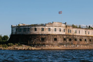 Kronshlot Kalesi 'nin en eski kalesinin suyundan ve Kronstadt Körfezi' nin sularındaki düşük kuşaklı deniz fenerinden, kraliyet kalesinden, savunma kalesinden görüş.