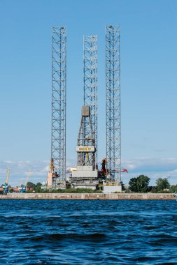 Ensco 101 yüzen sondaj kulesi, donanma gününde Kronstadt 'ta vinç, gemi ve maden platformu sondajı. Kronstadt Deniz Fabrikası. Rusya, Kronstadt, 31.07.2021
