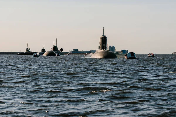 Finlandiya Körfezi sularındaki nükleer denizaltıların sularından görüntüyü alın. Donanma günü Kronstadt 'taki askeri geçit töreni için hazırlık. Bir füze denizaltısı..