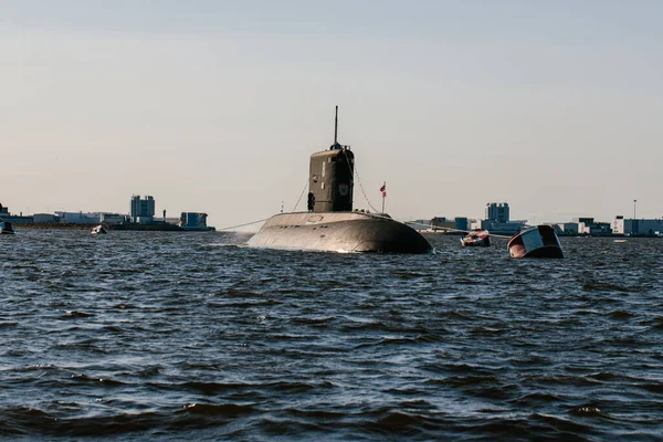 フィンランド湾における原子力潜水艦の水からの眺め クロンシュタット海軍の日の軍事パレードの準備 ミサイル潜水艦 — ストック写真