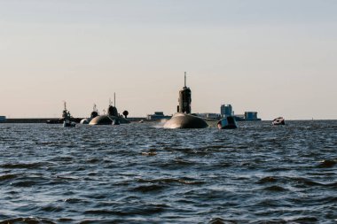 Finlandiya Körfezi sularındaki nükleer denizaltıların sularından görüntüyü alın. Donanma günü Kronstadt 'taki askeri geçit töreni için hazırlık. Bir füze denizaltısı..