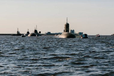 Finlandiya Körfezi sularındaki nükleer denizaltıların sularından görüntüyü alın. Donanma günü Kronstadt 'taki askeri geçit töreni için hazırlık. Bir füze denizaltısı..