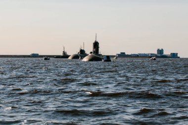 Finlandiya Körfezi sularındaki nükleer denizaltıların sularından görüntüyü alın. Donanma günü Kronstadt 'taki askeri geçit töreni için hazırlık. Bir füze denizaltısı..