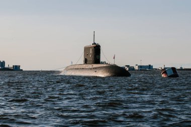 Finlandiya Körfezi sularındaki nükleer denizaltıların sularından görüntüyü alın. Donanma günü Kronstadt 'taki askeri geçit töreni için hazırlık. Bir füze denizaltısı..