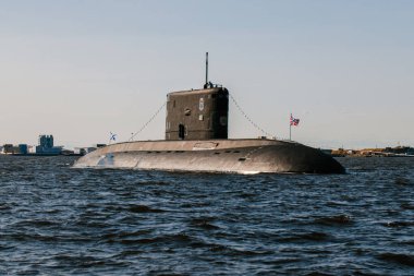 Finlandiya Körfezi sularındaki nükleer denizaltıların sularından görüntüyü alın. Donanma günü Kronstadt 'taki askeri geçit töreni için hazırlık. Bir füze denizaltısı. Rusya, Kronstadt, 30.07.2021.