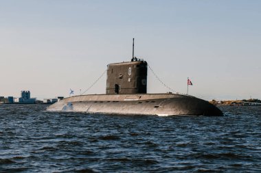 Finlandiya Körfezi sularındaki nükleer denizaltıların sularından görüntüyü alın. Donanma günü Kronstadt 'taki askeri geçit töreni için hazırlık. Bir füze denizaltısı. Rusya, Kronstadt, 30.07.2021.
