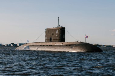 Finlandiya Körfezi sularındaki nükleer denizaltıların sularından görüntüyü alın. Donanma günü Kronstadt 'taki askeri geçit töreni için hazırlık. Bir füze denizaltısı. Rusya, Kronstadt, 30.07.2021.