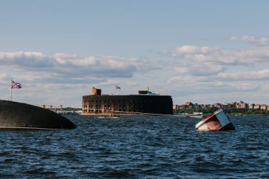 Finlandiya Körfezi sularındaki nükleer denizaltıların sularından görüntüyü alın. Donanma günü Kronstadt 'taki askeri geçit töreni için hazırlık. Bir füze denizaltısı. Rusya, Kronstadt, 30.07.2021.