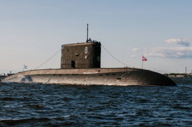 Finlandiya Körfezi sularındaki nükleer denizaltıların sularından görüntüyü alın. Donanma günü Kronstadt 'taki askeri geçit töreni için hazırlık. Bir füze denizaltısı. Rusya, Kronstadt, 30.07.2021.