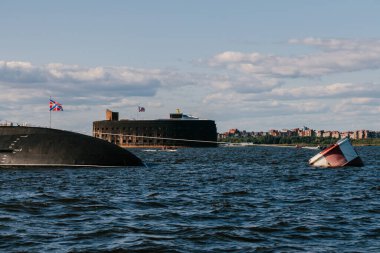 Finlandiya Körfezi sularındaki nükleer denizaltıların sularından görüntüyü alın. Donanma günü Kronstadt 'taki askeri geçit töreni için hazırlık. Bir füze denizaltısı. Rusya, Kronstadt, 30.07.2021.