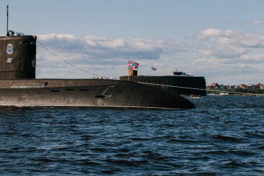 Finlandiya Körfezi sularındaki nükleer denizaltıların sularından görüntüyü alın. Donanma günü Kronstadt 'taki askeri geçit töreni için hazırlık. Bir füze denizaltısı. Rusya, Kronstadt, 30.07.2021.