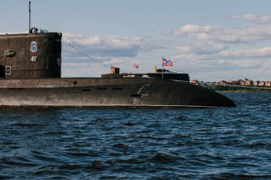 Finlandiya Körfezi sularındaki nükleer denizaltıların sularından görüntüyü alın. Donanma günü Kronstadt 'taki askeri geçit töreni için hazırlık. Bir füze denizaltısı. Rusya, Kronstadt, 30.07.2021.