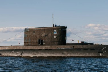 Finlandiya Körfezi sularındaki nükleer denizaltıların sularından görüntüyü alın. Donanma günü Kronstadt 'taki askeri geçit töreni için hazırlık. Bir füze denizaltısı. Rusya, Kronstadt, 30.07.2021.
