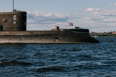 Finlandiya Körfezi sularındaki nükleer denizaltıların sularından görüntüyü alın. Donanma günü Kronstadt 'taki askeri geçit töreni için hazırlık. Bir füze denizaltısı. Rusya, Kronstadt, 30.07.2021.