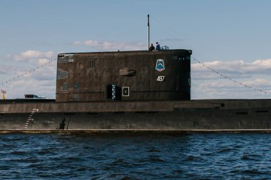 Finlandiya Körfezi sularındaki nükleer denizaltıların sularından görüntüyü alın. Donanma günü Kronstadt 'taki askeri geçit töreni için hazırlık. Bir füze denizaltısı. Rusya, Kronstadt, 30.07.2021.