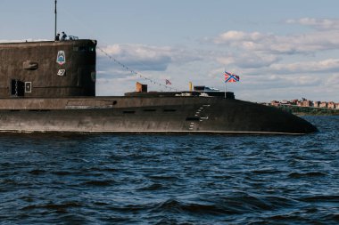 Finlandiya Körfezi sularındaki nükleer denizaltıların sularından görüntüyü alın. Donanma günü Kronstadt 'taki askeri geçit töreni için hazırlık. Bir füze denizaltısı. Rusya, Kronstadt, 30.07.2021.