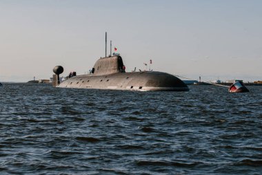 Finlandiya Körfezi sularındaki nükleer denizaltıların sularından görüntüyü alın. Donanma günü Kronstadt 'taki askeri geçit töreni için hazırlık. Bir füze denizaltısı. Rusya, Kronstadt, 30.07.2021.