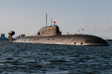 Finlandiya Körfezi sularındaki nükleer denizaltıların sularından görüntüyü alın. Donanma günü Kronstadt 'taki askeri geçit töreni için hazırlık. Bir füze denizaltısı. Rusya, Kronstadt, 30.07.2021.
