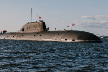 Finlandiya Körfezi sularındaki nükleer denizaltıların sularından görüntüyü alın. Donanma günü Kronstadt 'taki askeri geçit töreni için hazırlık. Bir füze denizaltısı. Rusya, Kronstadt, 30.07.2021.