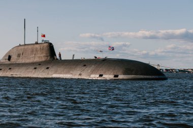 Finlandiya Körfezi sularındaki nükleer denizaltıların sularından görüntüyü alın. Donanma günü Kronstadt 'taki askeri geçit töreni için hazırlık. Bir füze denizaltısı. Rusya, Kronstadt, 30.07.2021.