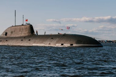 Finlandiya Körfezi sularındaki nükleer denizaltıların sularından görüntüyü alın. Donanma günü Kronstadt 'taki askeri geçit töreni için hazırlık. Bir füze denizaltısı. Rusya, Kronstadt, 30.07.2021.