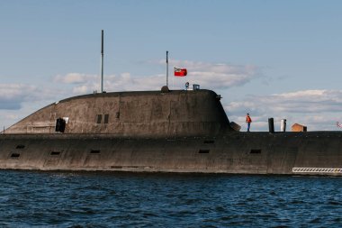 Finlandiya Körfezi sularındaki nükleer denizaltıların sularından görüntüyü alın. Donanma günü Kronstadt 'taki askeri geçit töreni için hazırlık. Bir füze denizaltısı. Rusya, Kronstadt, 30.07.2021.