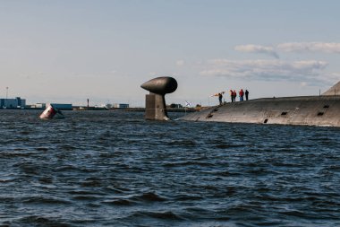 Finlandiya Körfezi sularındaki nükleer denizaltıların sularından görüntüyü alın. Donanma günü Kronstadt 'taki askeri geçit töreni için hazırlık. Bir füze denizaltısı. Rusya, Kronstadt, 30.07.2021.