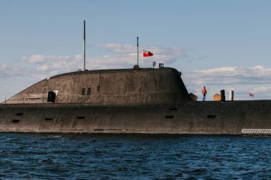 Finlandiya Körfezi sularındaki nükleer denizaltıların sularından görüntüyü alın. Donanma günü Kronstadt 'taki askeri geçit töreni için hazırlık. Bir füze denizaltısı. Rusya, Kronstadt, 30.07.2021.