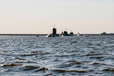 Finlandiya Körfezi sularındaki nükleer denizaltıların sularından görüntüyü alın. Donanma günü Kronstadt 'taki askeri geçit töreni için hazırlık. Bir füze denizaltısı..