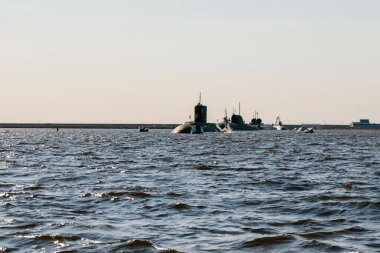 Finlandiya Körfezi sularındaki nükleer denizaltıların sularından görüntüyü alın. Donanma günü Kronstadt 'taki askeri geçit töreni için hazırlık. Bir füze denizaltısı..