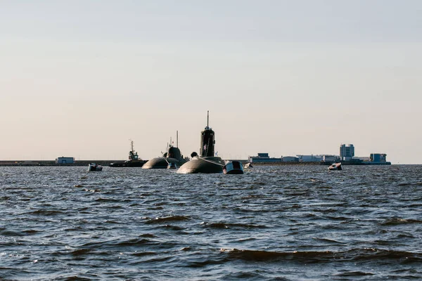 핀란드 잠수함 의물에서 바라본 크론시타트에서의 해군의 열병식 미사일 잠수함 — 스톡 사진
