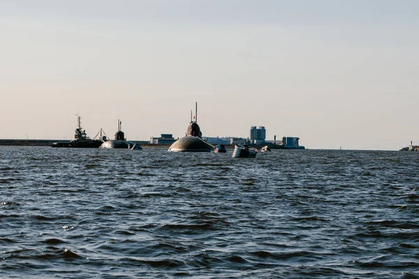 Finlandiya Körfezi sularındaki nükleer denizaltıların sularından görüntüyü alın. Donanma günü Kronstadt 'taki askeri geçit töreni için hazırlık. Bir füze denizaltısı..