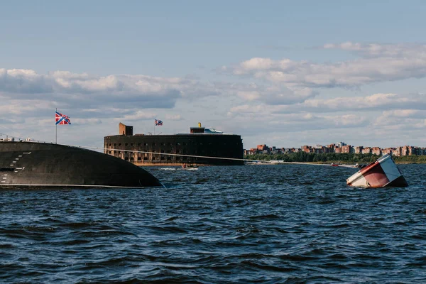 フィンランド湾における原子力潜水艦の水からの眺め クロンシュタット海軍の日の軍事パレードの準備 ミサイル潜水艦だ ロシア クロンシュタット 2021年 — ストック写真