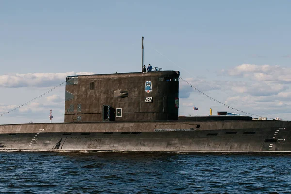 Finlandiya Körfezi sularındaki nükleer denizaltıların sularından görüntüyü alın. Donanma günü Kronstadt 'taki askeri geçit töreni için hazırlık. Bir füze denizaltısı. Rusya, Kronstadt, 30.07.2021.