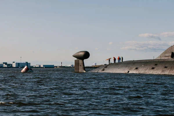 Finlandiya Körfezi sularındaki nükleer denizaltıların sularından görüntüyü alın. Donanma günü Kronstadt 'taki askeri geçit töreni için hazırlık. Bir füze denizaltısı. Rusya, Kronstadt, 30.07.2021.