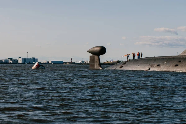 Um submarino no fundo do oceano com uma escotilha onde seja