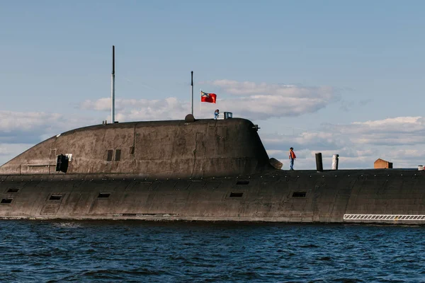 Finlandiya Körfezi sularındaki nükleer denizaltıların sularından görüntüyü alın. Donanma günü Kronstadt 'taki askeri geçit töreni için hazırlık. Bir füze denizaltısı. Rusya, Kronstadt, 30.07.2021.