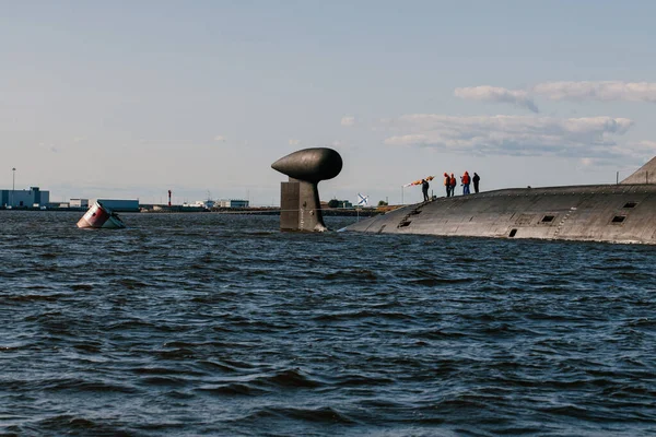 Finlandiya Körfezi sularındaki nükleer denizaltıların sularından görüntüyü alın. Donanma günü Kronstadt 'taki askeri geçit töreni için hazırlık. Bir füze denizaltısı. Rusya, Kronstadt, 30.07.2021.
